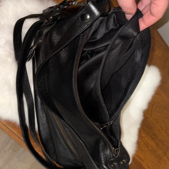 Elegant Black Leather Shoulder Bag - Picture 7 of 10